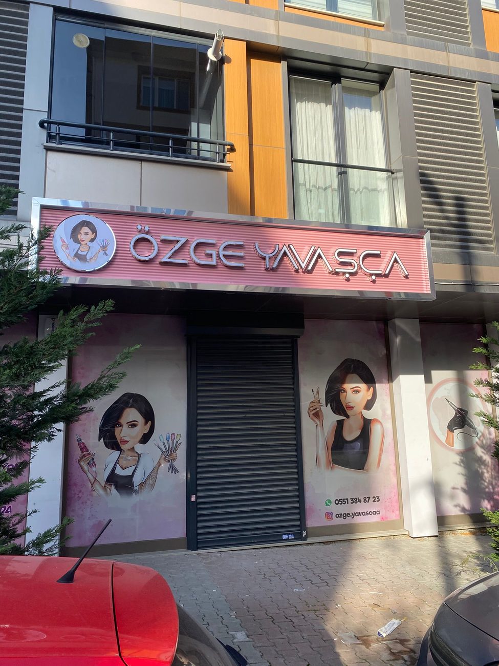 Özge Yavaşça — Işıklı Cephe Tabela