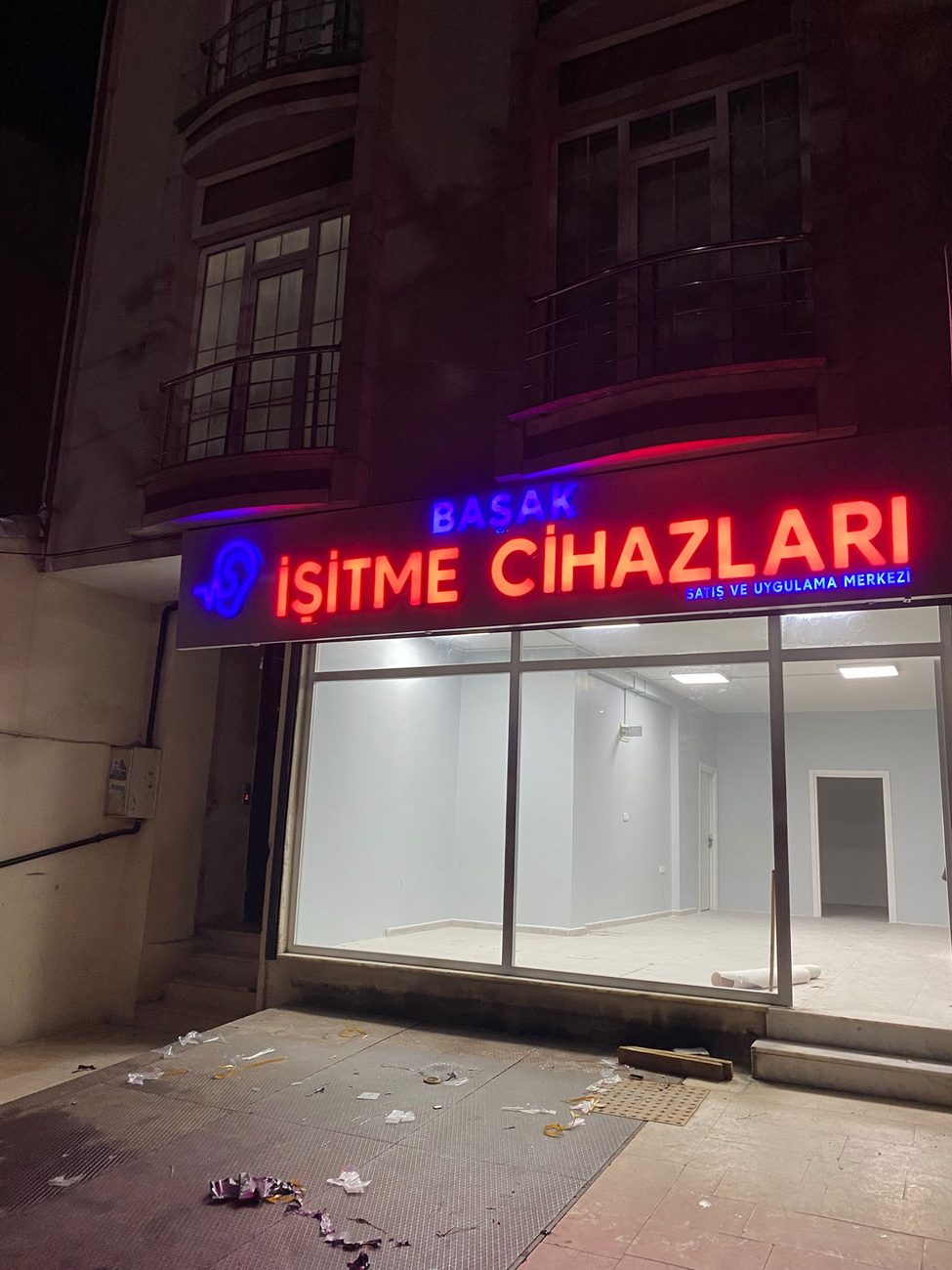 Başak İşitme Cihazları — Işıklı Tabela