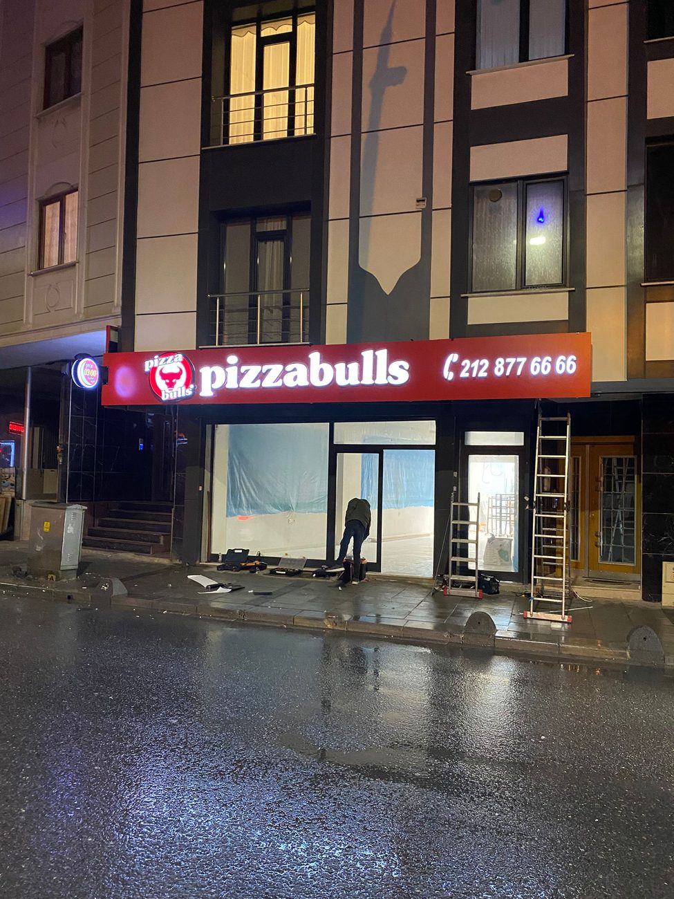 Pizzabulls — Işıklı Cephe Tabela