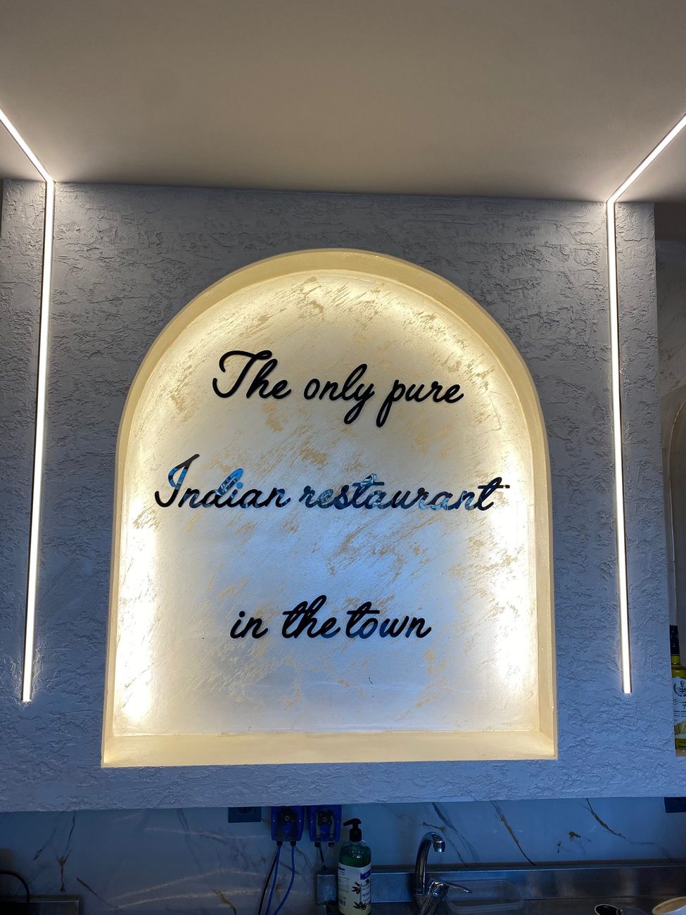 Restoran Uygulaması — Arkadan Işıklı Pleksi Yazı